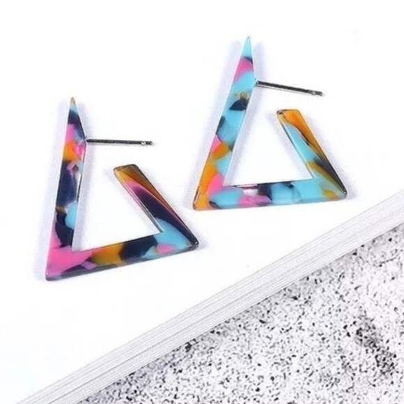 Atasteofmind Jewelry - NWT Trendy mini triangle resin dangle earrings